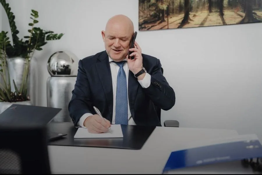 Alexander Falk im Beratungsgespräch am Telefon